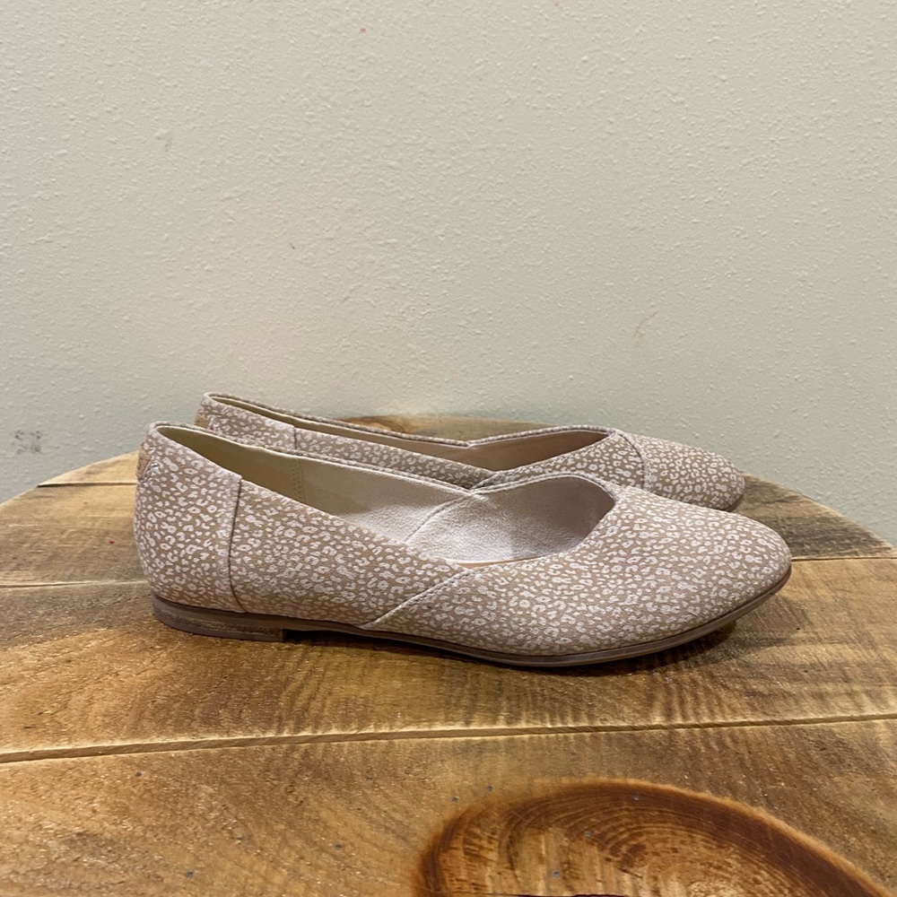 Toms Jutti Neat Cream Flats size 8
